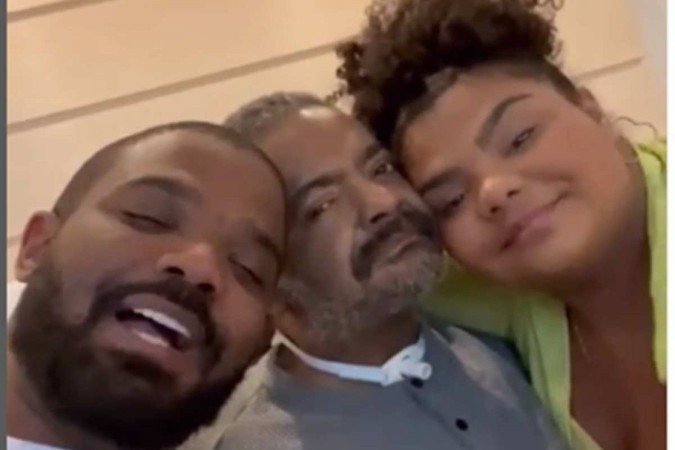 Arlindinho e Flora Cruz, filhos do sambista Arlindo Cruz, sofreram um assalto nesta domingo (12) - (crédito: Reprodução/ Instagram/ arlindocruzobem) Arlindinho e Flora Cruz, filhos do sambista Arlindo Cruz, sofreram um assalto nesta domingo (12) - (crédito: Reprodução/ Instagram/ arlindocruzobem)