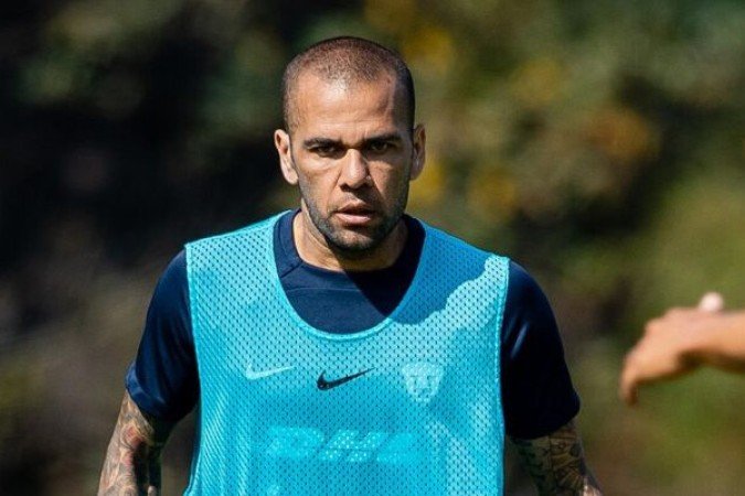 Quando foi noticiada a acusação da mulher contra Daniel Alves, o brasileiro era jogador do Pumas, do México. O clube, então, anunciou a rescisão do contrato com o atleta por justa causa. - Foto: Divulgação/Pumas Mex