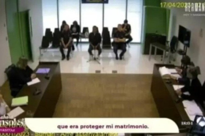 O advogado Cristóbal Martell, que desistiu do caso semanas atrás, tentou liberar Daniel Alves da prisão três vezes. Todos os pedidos para o ex-atleta responder ao processo longe das grades foram rechaçados pela Justiça da Espanha sob o argumento de que havia risco de fuga do réu. - Foto: Reprodução/Instagram