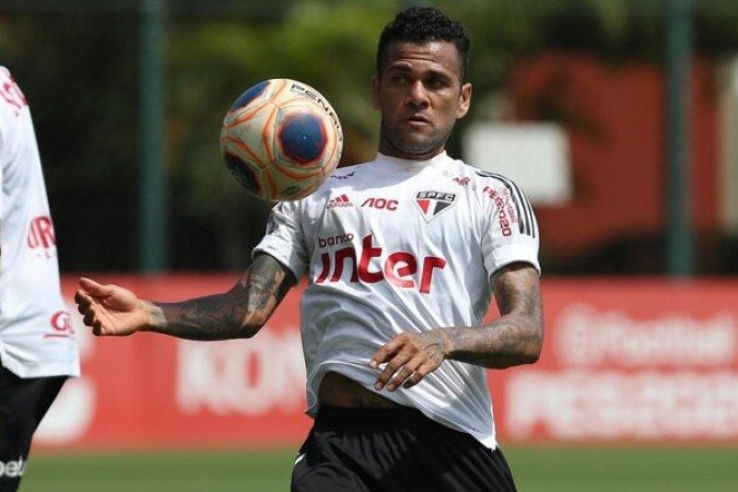 Na entrevista, a ex-mulher de Daniel Alves disse que inicialmente saiu em defesa de Daniel Alves com o intuito de preservar os filhos. Ela ainda declarou ter vivido uma relação abusiva com o ex-lateral. - Foto: Érico Leonan/saopaulofc.net