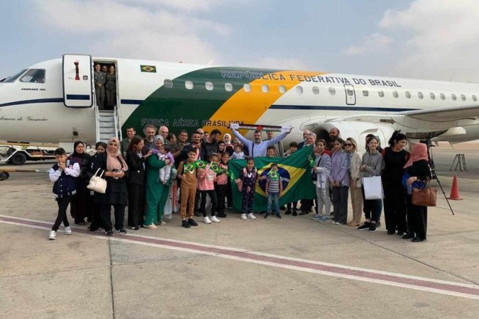 O grupo de brasileiros e familiares que deixaram Gaza em segurança agora estão em um voo rumo ao Brasil -  (crédito: Itamaraty/Divulgação)