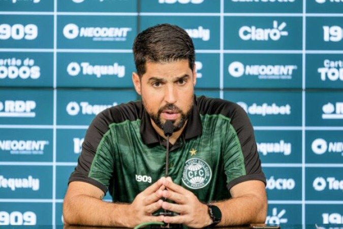 O Brasileirão já teve diversas trocas de técnicos. A primeira delas ocorreu no Coritiba com António Oliveira. Ele foi demitido após a derrota para o Flamengo, por 3 a 0, no dia 18 de maio, na rodada inicial do torneio. Foram 17 jogos, com sete vitórias, sete empates e três derrotas no comando, entre dezembro e abril. - Foto: Divulgação/Coritiba