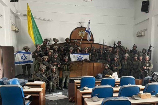 Soldados da Brigada Golani posam com bandeira de Israel dentro do Parlamento de Gaza: imagem simbólica - (crédito: Reprodução) Soldados da Brigada Golani posam com bandeira de Israel dentro do Parlamento de Gaza: imagem simbólica - (crédito: Reprodução)