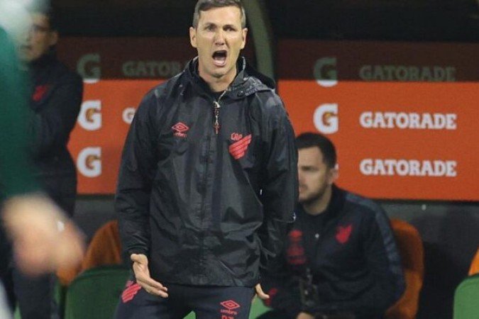 Athletico-PR (Paulo Turra caiu) - Assim que Felipão anunciou sua ida para o Galo, o Athletico demitiu Paulo Turra, seu fiel escudeiro. Após seis anos como auxiliar de Luiz Felipe Scolari, ele tinha assumido a equipe com a aposentadoria do técnico pentacampeão mundial. Turra foi oficializado como treinador principal do Furacão em dezembro de 2022. Sagrou-se campeão paranaense, mas acabou dispensado mesmo com excelentes números - Foto: Jose Tramontim / Athletico