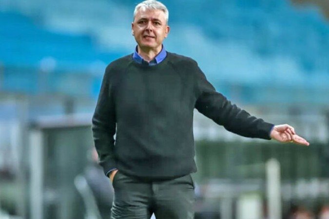 Botafogo (Tiago Nunes acertado) - Com a péssima campanha no segundo turno, correndo sério risco de deixar a conquista do Brasileiro escapar, Textor decidiu encerrar a interinidade de Lúcio Flávio para firmar acordo com o ex-treinador de Athletico-PR e Corinthians. Foto: Lucas Uebel/Grêmio.