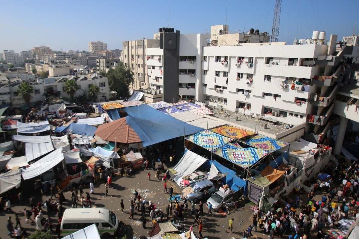 Vista aérea do complexo hospitalar Al-Shifa, no centro da Cidade de Gaza, onde milhares de pessoas estão sitiadas: prédio abrigaria extremistas no subsolo