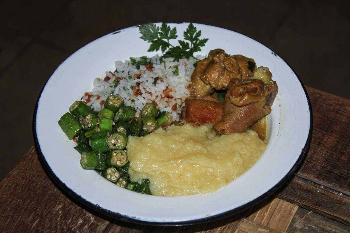  14/11/2023 Crédito: Kayo Magalhães/CB/D.A Press. Brasil. Brasília - DF. Gastronomia. Arroz com alho, angu, quiabo e galinha caipira acompanhados de linguíça suína, torresmo, mandioca frita e ovo do restaurante Esquina Mineira. Na foto, a proprietária Val Oliveira. 