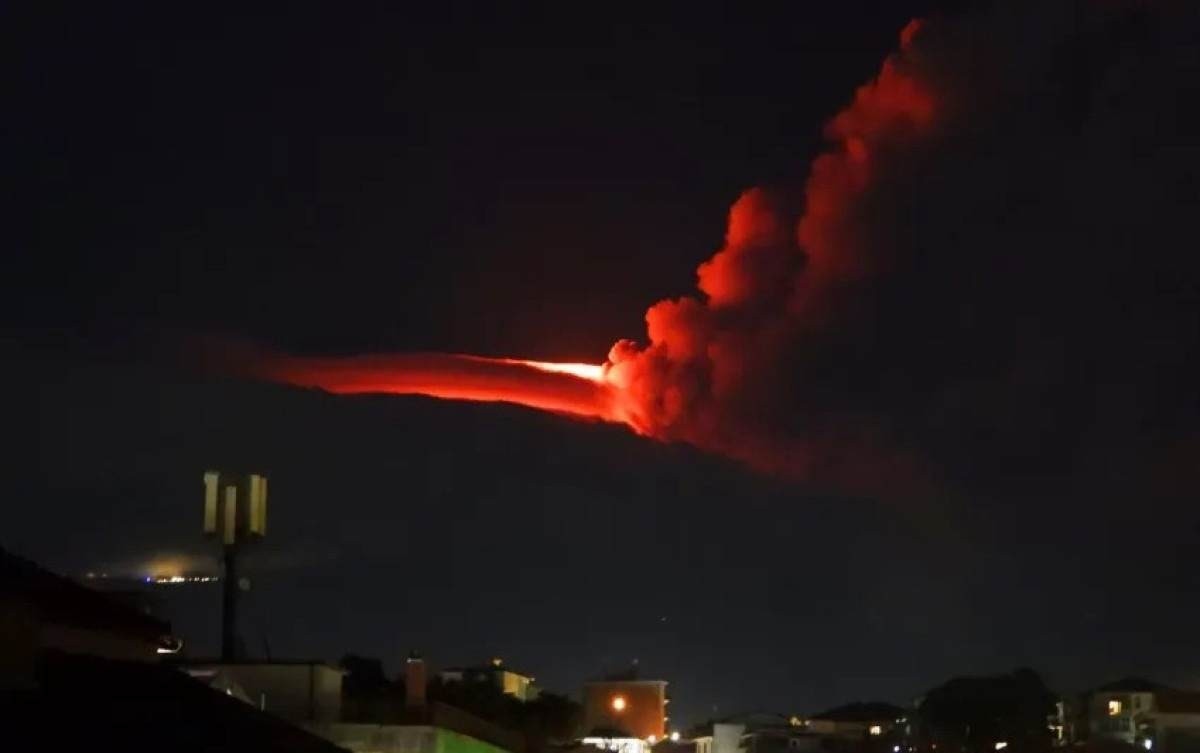 Vulcão na Itália entra em erupção pela terceira vez neste ano