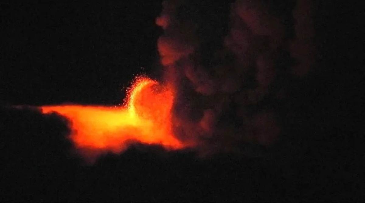 Fontes de lava e nuvem eruptiva às 19:00 UTC de 12 de novembro de 2023,