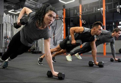 A pesquisa mostra que xingar pode não fornecer força extra, mas diminuir os freios mentais -  (crédito: Reprodução/Freepik)