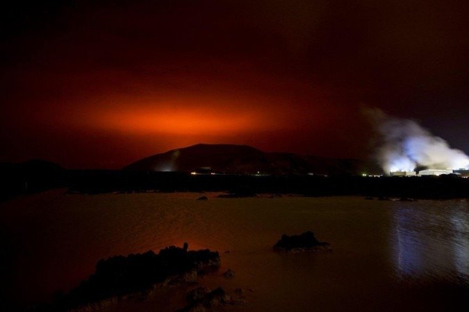 O brilho vermelho do magma fluindo do vulcão Fagradalsfjall em erupção cerca de 45 km da capital da Islândia, Reykjavik, em 19 de março de 2021
- (crédito: Halldor KOLBEINS / AFP) O brilho vermelho do magma fluindo do vulcão Fagradalsfjall em erupção cerca de 45 km da capital da Islândia, Reykjavik, em 19 de março de 2021
- (crédito: Halldor KOLBEINS / AFP)