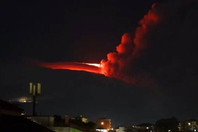 As atividades vulcânicas começaram a se intensificar a partir do início de outubro, o que culminou na erupção ocorrida neste fim de semana - (crédito: Boris Behncke/INGV)