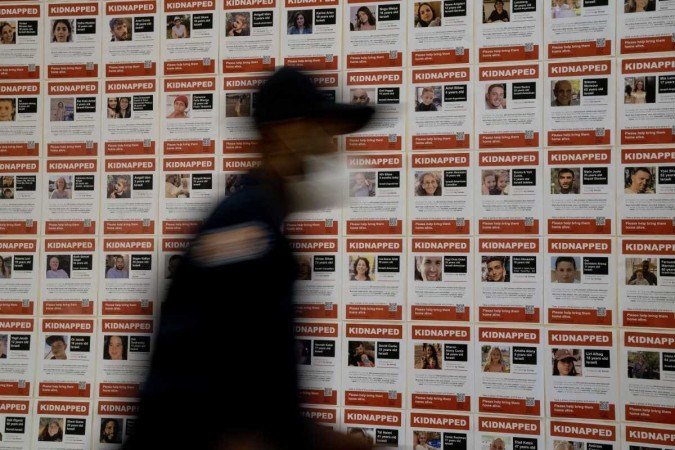 Folhetos com imagens de pessoas sequestradas pelo grupo radical Hamas - (crédito: STEFANI REYNOLDS / AFP) Folhetos com imagens de pessoas sequestradas pelo grupo radical Hamas - (crédito: STEFANI REYNOLDS / AFP)