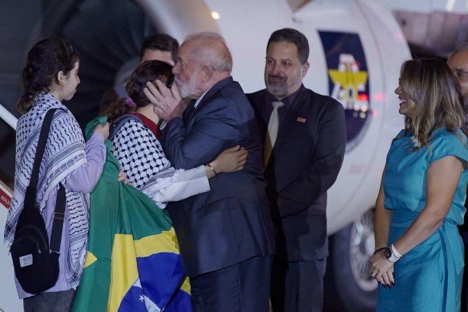 O presidente Lula recebeu os 32 resgatados da Faixa de Gaza na Base Aérea de Brasília -  (crédito: Rafa Neddermeyer/Agência Brasil)