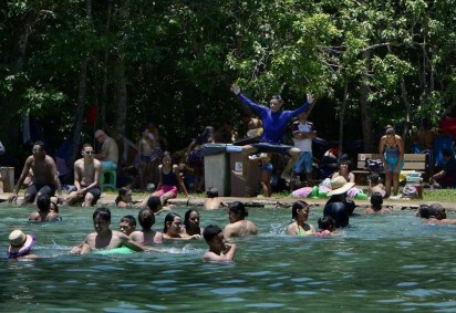 As piscinas da Água Mineral ficaram lotadas durante todo o dia de feriado  -  (crédito:  Marcelo Ferreira/CB/D.A Press)