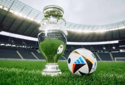 A bola oficial da Eurocopa foi apresentada ontem no palco da final, o Estádio Olímpico, em Berlim -  (crédito: Divugação/Uefa)