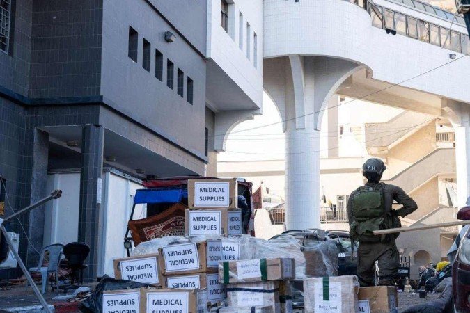 Soldado israelense em meio a caixas de suprimentos médicos na entrada de Al-Shifa: governo diz ter encontrado armas do Hamas no local - (crédito: AFP) Soldado israelense em meio a caixas de suprimentos médicos na entrada de Al-Shifa: governo diz ter encontrado armas do Hamas no local - (crédito: AFP)