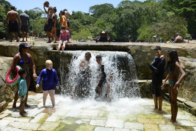 Uma nova onda de calor deve começar hoje e durar pelo menos quatro dias: mais um sinal das mudanças climáticas em andamento - (crédito: Marcelo Ferreira/CB/D.A.Press) Uma nova onda de calor deve começar hoje e durar pelo menos quatro dias: mais um sinal das mudanças climáticas em andamento - (crédito: Marcelo Ferreira/CB/D.A.Press)