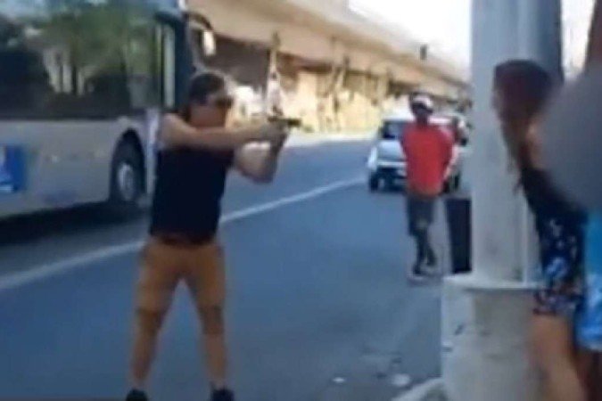 Homem que apontou arma para adolescente negro em São Paulo é investigador da Polícia Civil - (crédito: reprodução/redes sociais) Homem que apontou arma para adolescente negro em São Paulo é investigador da Polícia Civil - (crédito: reprodução/redes sociais)
