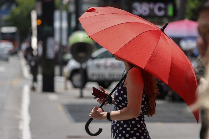 Onda de calor está atingindo várias cidades do Brasil nesta semana - (crédito: EPA) Onda de calor está atingindo várias cidades do Brasil nesta semana - (crédito: EPA)