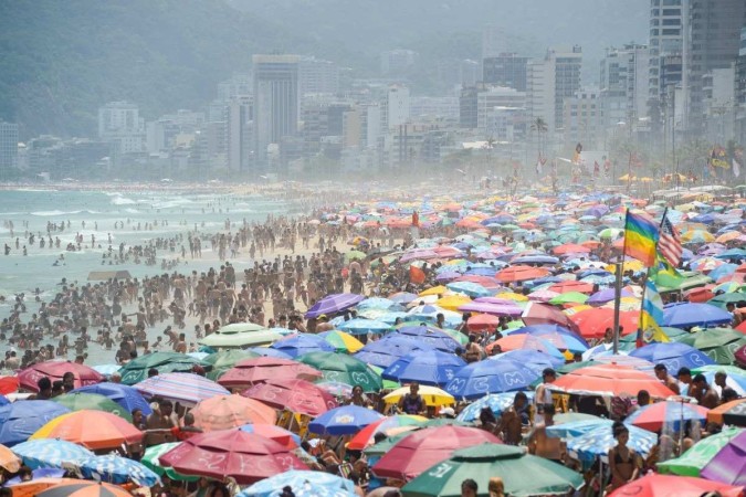 Rio quase 40 graus: cariocas e turistas lotaram as praias da cidade em dia de forte onda de calor em novembro -  (crédito:  Tomaz Silva/Agência Brasil)