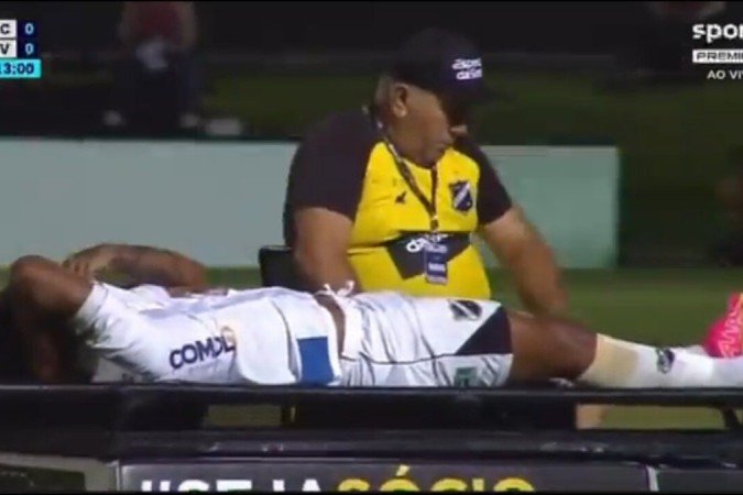 Série B: Atacante recebe falta violenta e deixa estádio de ambulância. Assista -  (crédito: Jogada10)