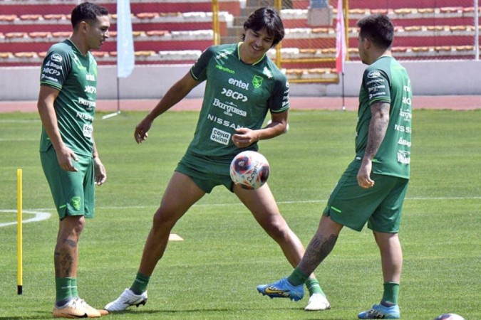  (L to R) Bolivia's forward Bruno Miranda, forward Marcelo Martins and midfielder Henry Vaca take part in a training session of the national team ahead of the 2026 FIFA World Cup South American qualifiers football matches against Peru and Uruguay, at the Hernando Siles Stadium in La Paz on November 14, 2023. (Photo by AIZAR RALDES / AFP) (Photo by AIZAR RALDES/AFP via Getty Images)
     -  (crédito:  AFP via Getty Images)