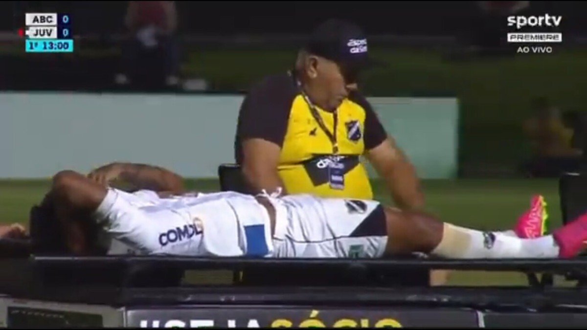 Série B: Atacante recebe falta violenta e deixa estádio de ambulância. Assista