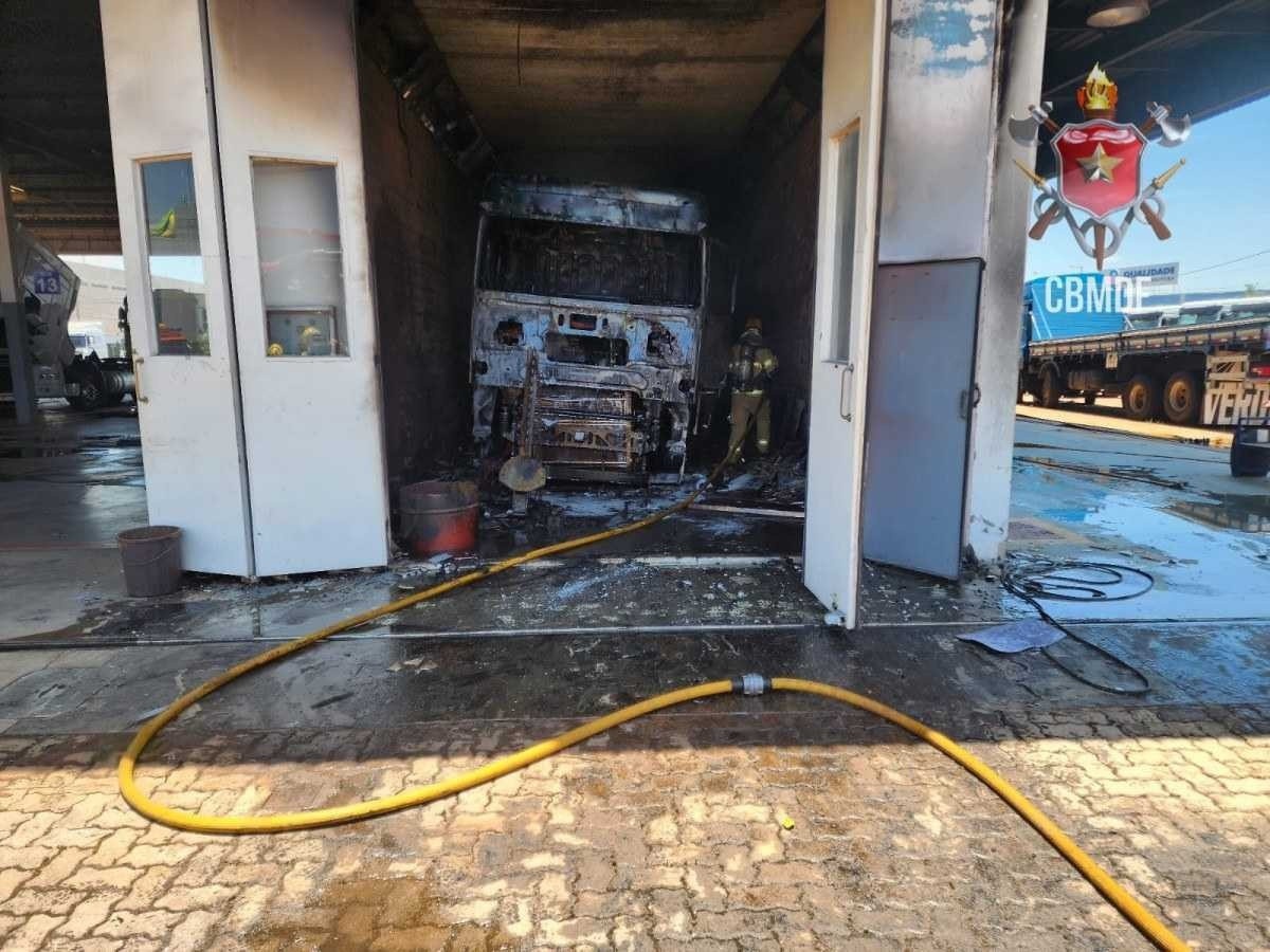 Caminhão pega fogo em pátio de concessionária, em Santa Maria 