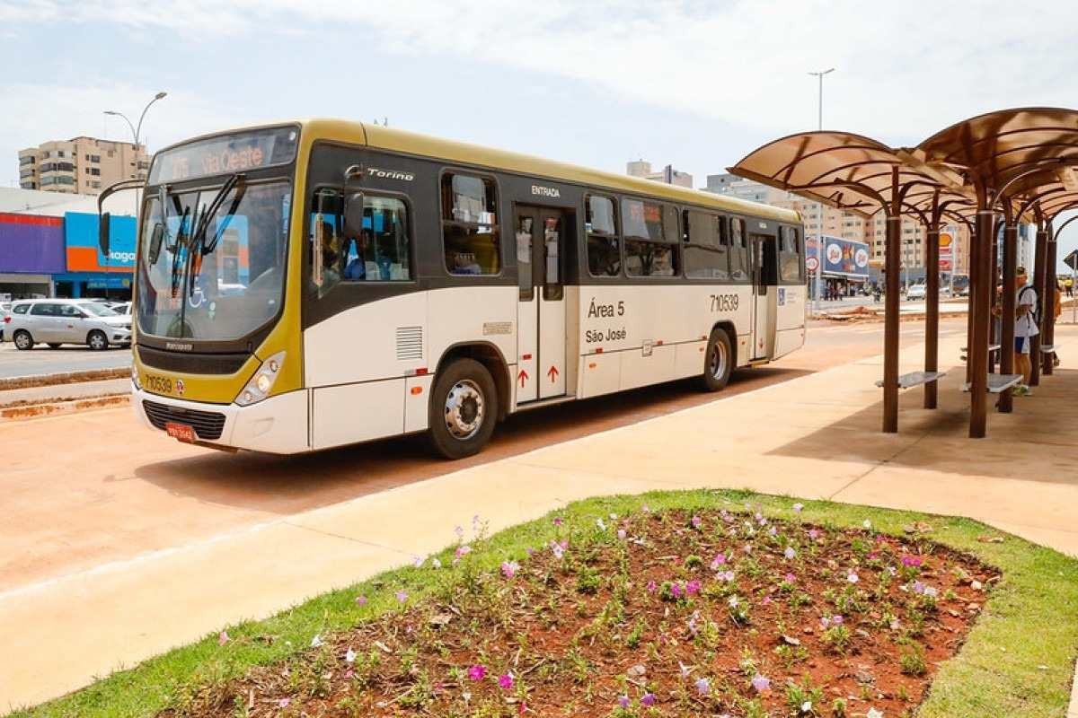 Corredor exclusivo para ônibus construído no boulevard do Túnel Rei Pelé
