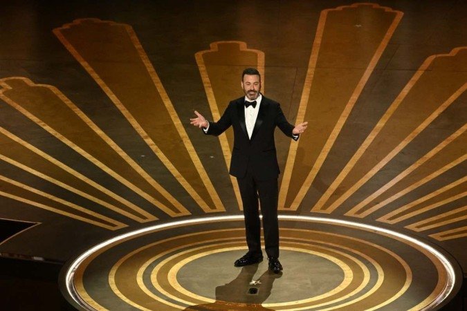 O apresentador de TV Jimmy Kimmel fala no palco durante a 95ª edição do Oscar no Dolby Theatre em Hollywood, Califórnia, em 12 de março de 2023 - (crédito: Patrick T. Fallon / AFP) O apresentador de TV Jimmy Kimmel fala no palco durante a 95ª edição do Oscar no Dolby Theatre em Hollywood, Califórnia, em 12 de março de 2023 - (crédito: Patrick T. Fallon / AFP)