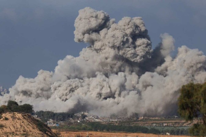 Coluna de fumaça fotografada depois de bombardeio israelense à Faixa de Gaza  -  (crédito: Jack Guez/AFP)