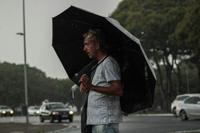 Chuva tímida caiu, no final da tarde, na região central de Brasília - (crédito: Kayo Magalhães/CB/D.A Press) Chuva tímida caiu, no final da tarde, na região central de Brasília - (crédito: Kayo Magalhães/CB/D.A Press)