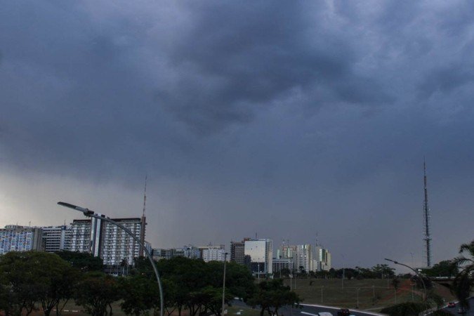 A previsão é que o sol apareça entre núvens, com chances de pancadas de chuva isoladas
