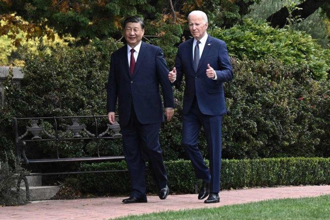 O presidente dos EUA, Joe Biden (R), e o presidente da China, Xi Jinping, caminham juntos após uma reunião durante a semana dos líderes da Cooperação Econômica da Ásia-Pacífico (APEC) em Woodside, Califórnia - (crédito: BRENDAN SMIALOWSKI / AFP) O presidente dos EUA, Joe Biden (R), e o presidente da China, Xi Jinping, caminham juntos após uma reunião durante a semana dos líderes da Cooperação Econômica da Ásia-Pacífico (APEC) em Woodside, Califórnia - (crédito: BRENDAN SMIALOWSKI / AFP)