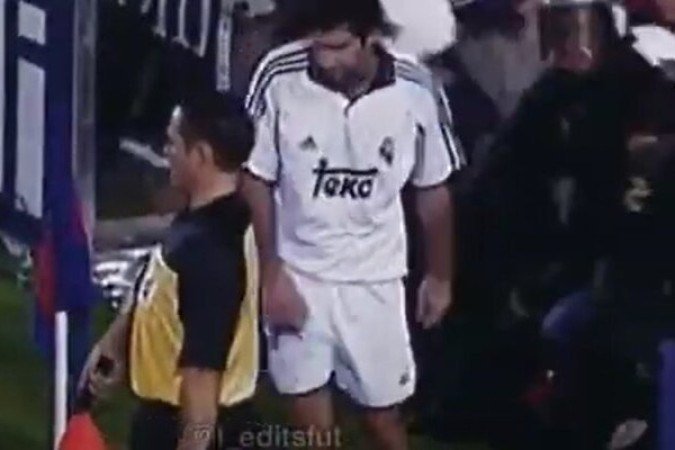 Em uma jogada de mestre, Florentino conseguiu levar Figo para o Real Madrid. O jogador se tornou persona non grata na Catalunha e 