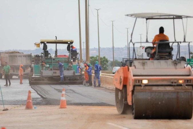 Obras de pavimentação da Estrada Parque Ceilândia (DF-095), mais conhecida como Via Estrutural -  (crédito: Joel Rodrigues/Agência Brasília)