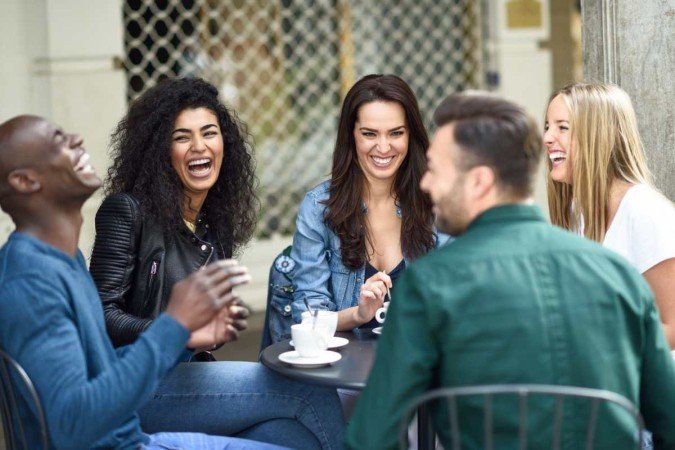 Grupo de cinco amigos tomando um café e rindo juntos - (crédito: javi_indy/Freepik) Grupo de cinco amigos tomando um café e rindo juntos - (crédito: javi_indy/Freepik)