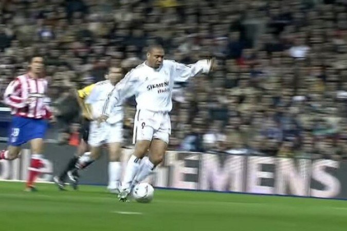 Como a maioria das produções, a série mostra o início da carreira de Ronaldo, mas também joga luz no assédio sofrido pelo ex-jogador e os bastidores da final da Copa de 1998, quando ele teve um caso sério de desmaio horas antes da decisão. Reprodução Real Madrid TV