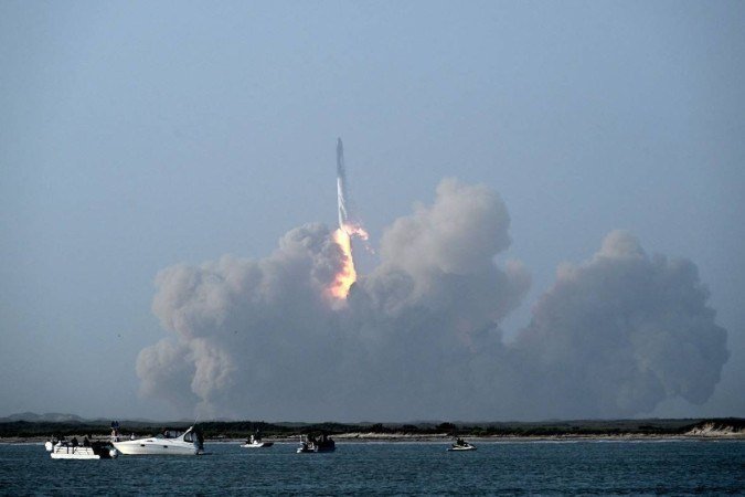 Esta fotografia tirada em 20 de abril de 2023 mostra a SpaceX Starship decolando da plataforma de lançamento durante um teste de voo da Starbase em Boca Chica, Texas - (crédito: PATRICK T. FALLON / AFP) Esta fotografia tirada em 20 de abril de 2023 mostra a SpaceX Starship decolando da plataforma de lançamento durante um teste de voo da Starbase em Boca Chica, Texas - (crédito: PATRICK T. FALLON / AFP)