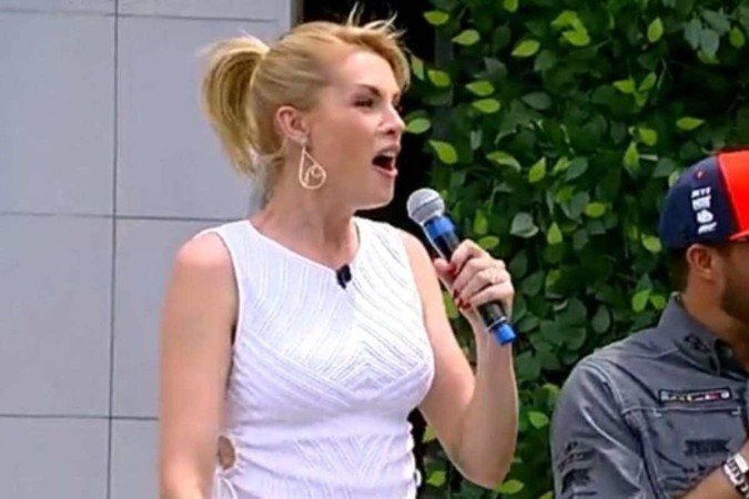 Ana Hickmann com roxo no cotovelo, ao vivo na Record - (crédito: Reprodução PlayPlus) Ana Hickmann com roxo no cotovelo, ao vivo na Record - (crédito: Reprodução PlayPlus)