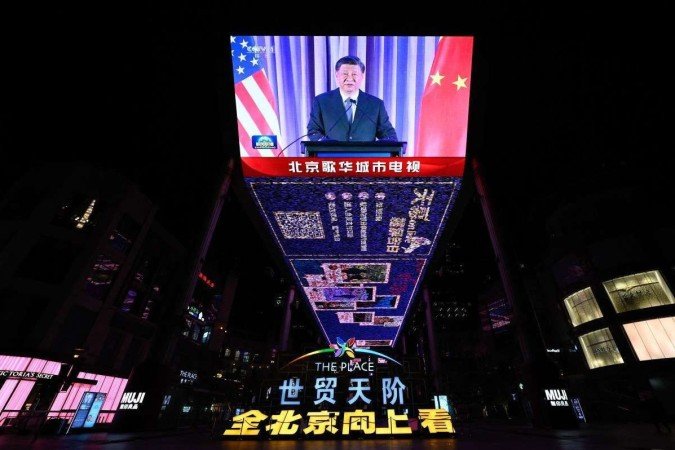 Uma tela externa em Pequim mostra um programa de notícias sobre o presidente chinês Xi Jinping falando à margem da semana dos líderes da Cooperação Econômica Ásia-Pacífico (APEC) na Califórnia - (crédito: JADE GAO / AFP) Uma tela externa em Pequim mostra um programa de notícias sobre o presidente chinês Xi Jinping falando à margem da semana dos líderes da Cooperação Econômica Ásia-Pacífico (APEC) na Califórnia - (crédito: JADE GAO / AFP)