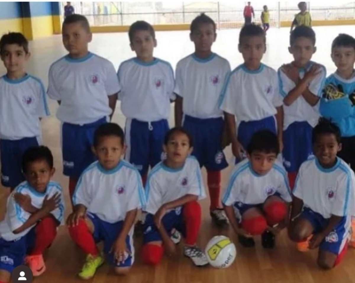 Endrick na inf&acirc;ncia. Ele &eacute; o &uacute;ltimo agachado da esquerda para a direita