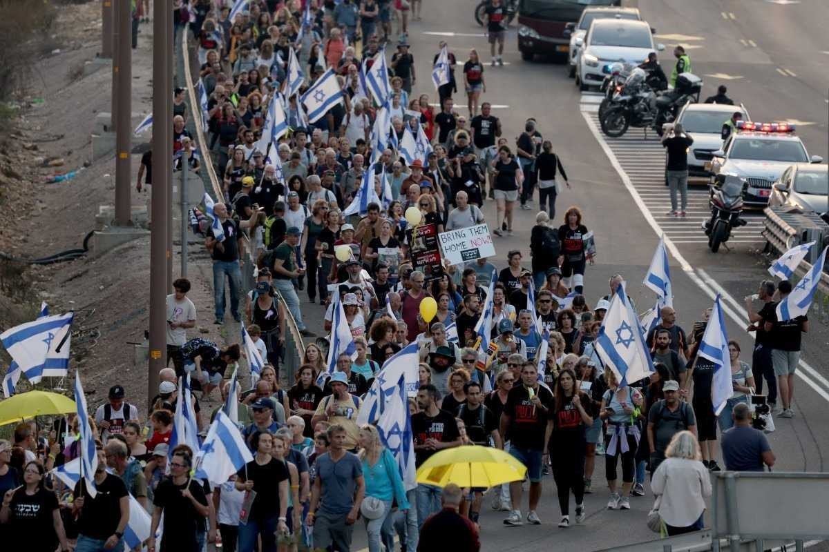 Familiares e amigos de ref&eacute;ns do Hamas se aproximam de Jerusal&eacute;m