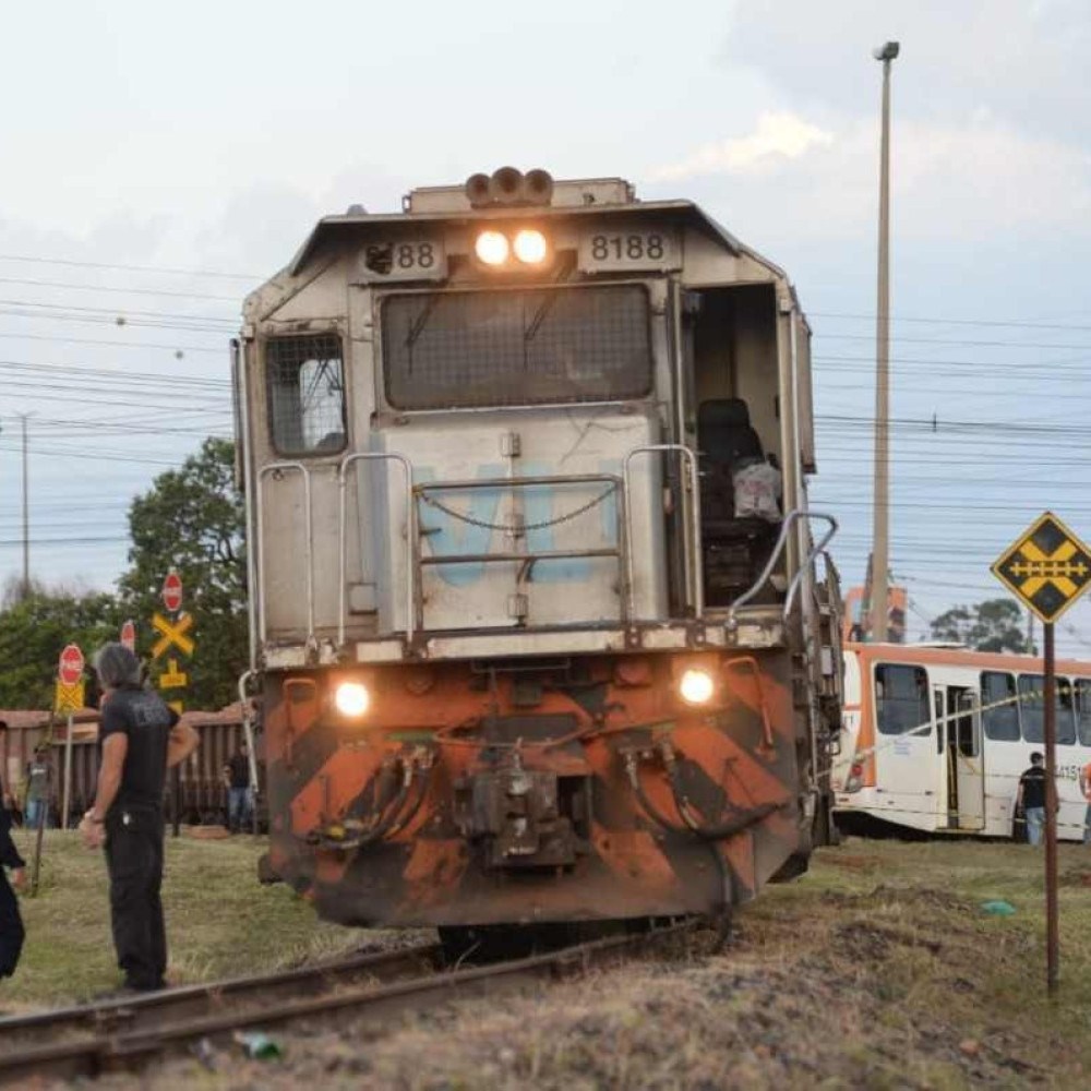 Trem de carga atinge ônibus e mata ao menos uma pessoa no DF