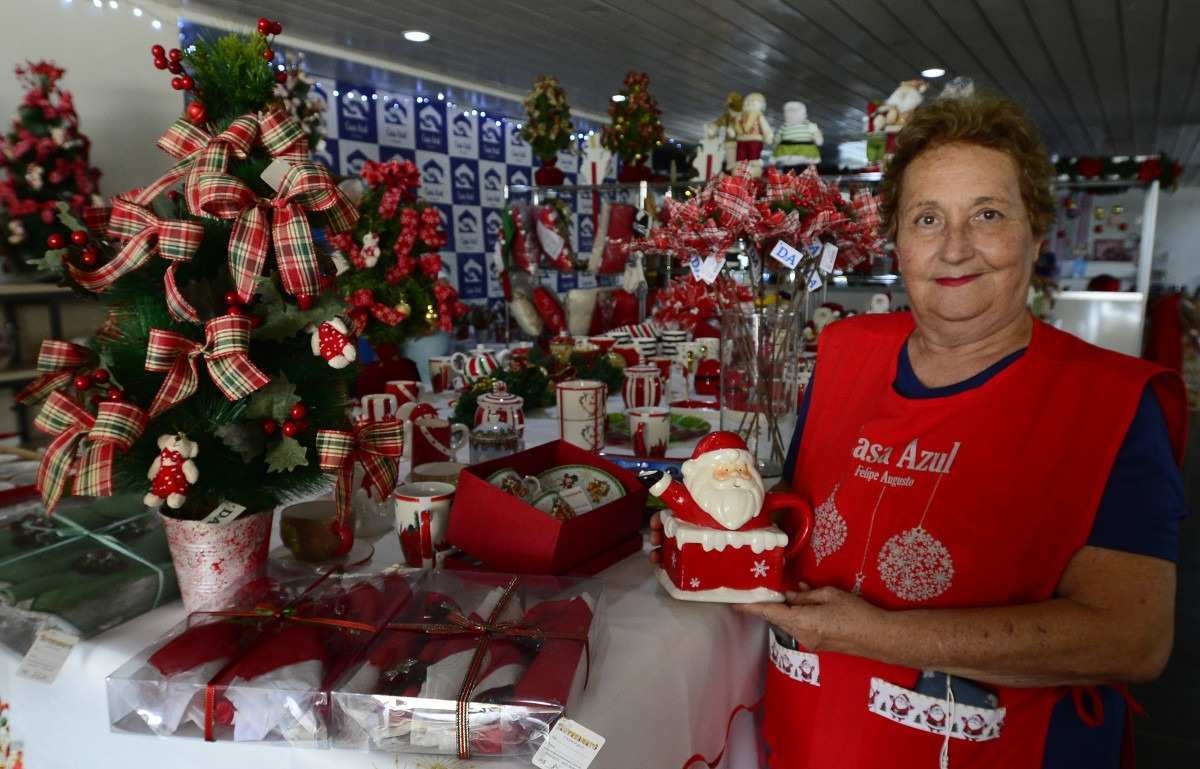 Daise Lourenço, presidente da Casa Azul, ajuda a organizar o bazar natalino na AABB 