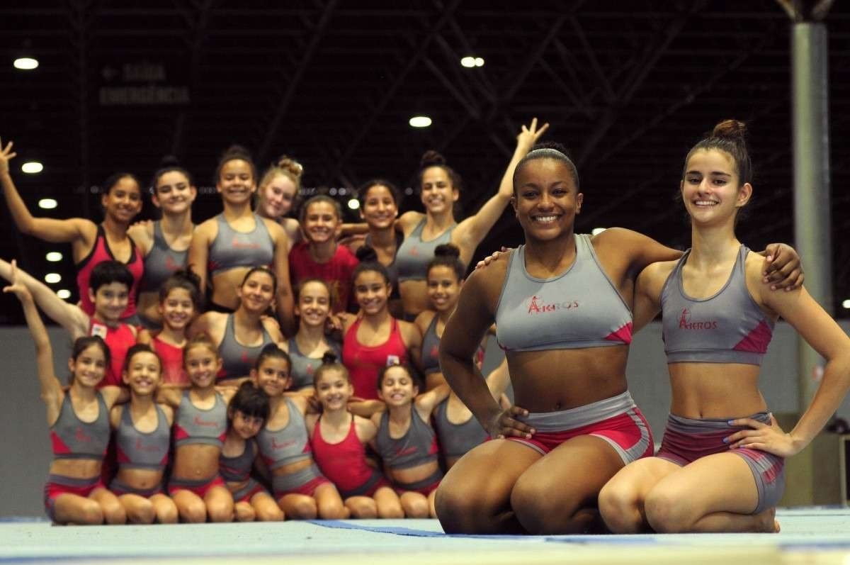 Associa&ccedil;&atilde;o de Gin&aacute;stica Acrob&aacute;tica do DF trabalha com 24 atletas de alto rendimento: 23 meninas e um menino. Representantes da capital no Pan em dezembro, Mayanna Morais (E) e Fernanda Duarte s&atilde;o destaques
