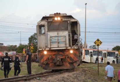 Acidente com ônibus e trem próximo ao SIA -  (crédito: Minervino Júnior/CB/D.A.Press)