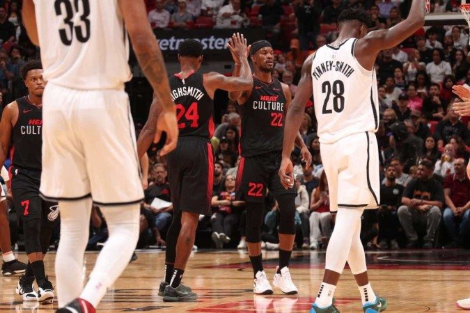 Com 36 pontos, Jimmy Butler foi o cestinha da vitória do Heat contra os Nets - (crédito: Issac Baldizon / AFP) Com 36 pontos, Jimmy Butler foi o cestinha da vitória do Heat contra os Nets - (crédito: Issac Baldizon / AFP)