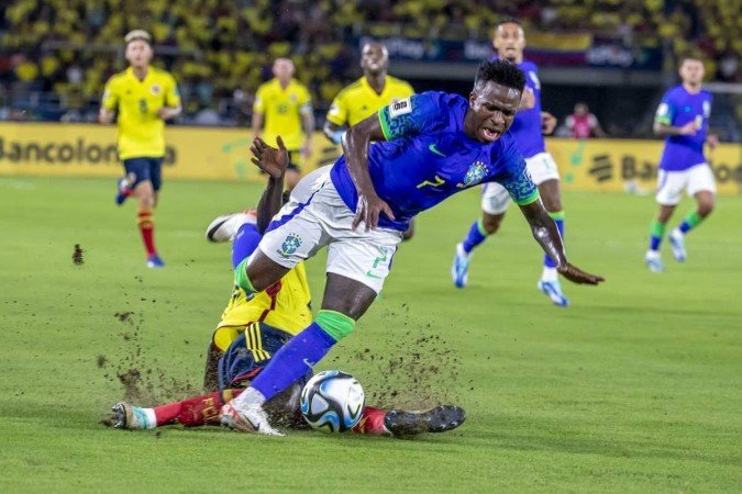 Aos 20 minutos da primeira etapa, Vini sentiu a lesão na coxa, após dividida com o zagueiro colombiano Davinson Sánchez - (crédito: Flickr / CBF) Aos 20 minutos da primeira etapa, Vini sentiu a lesão na coxa, após dividida com o zagueiro colombiano Davinson Sánchez - (crédito: Flickr / CBF)